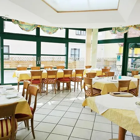Gaestehaus Zur Weissen Rose بيت ضيافة 4*